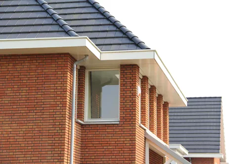 Boeiboord in Trespa, met een kraal zichtbaar van de zinken dakgoot die erin ligt.