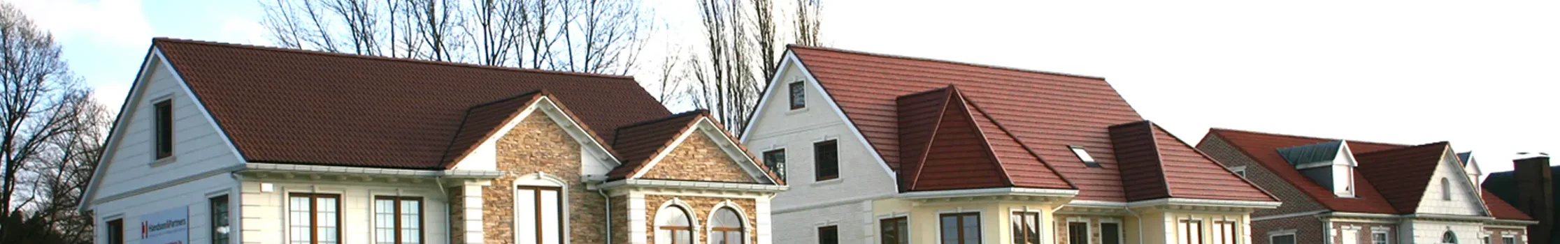 Een rij huizen in Amerikaanse stijl, gebouwd met de focus op de daken.