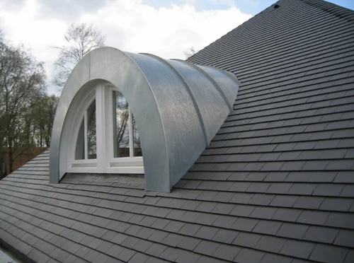 Dakkapel met een zinken koepeldak.