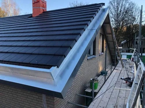 Zinken dakgoot van een hoekhuis, lopend van de nok tot aan de goot onderaan het dak.