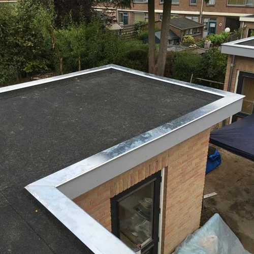 Zinken dakrand op een aanbouw van een woning.